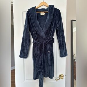 UGG fleece robe women’s size large knee length hooded.